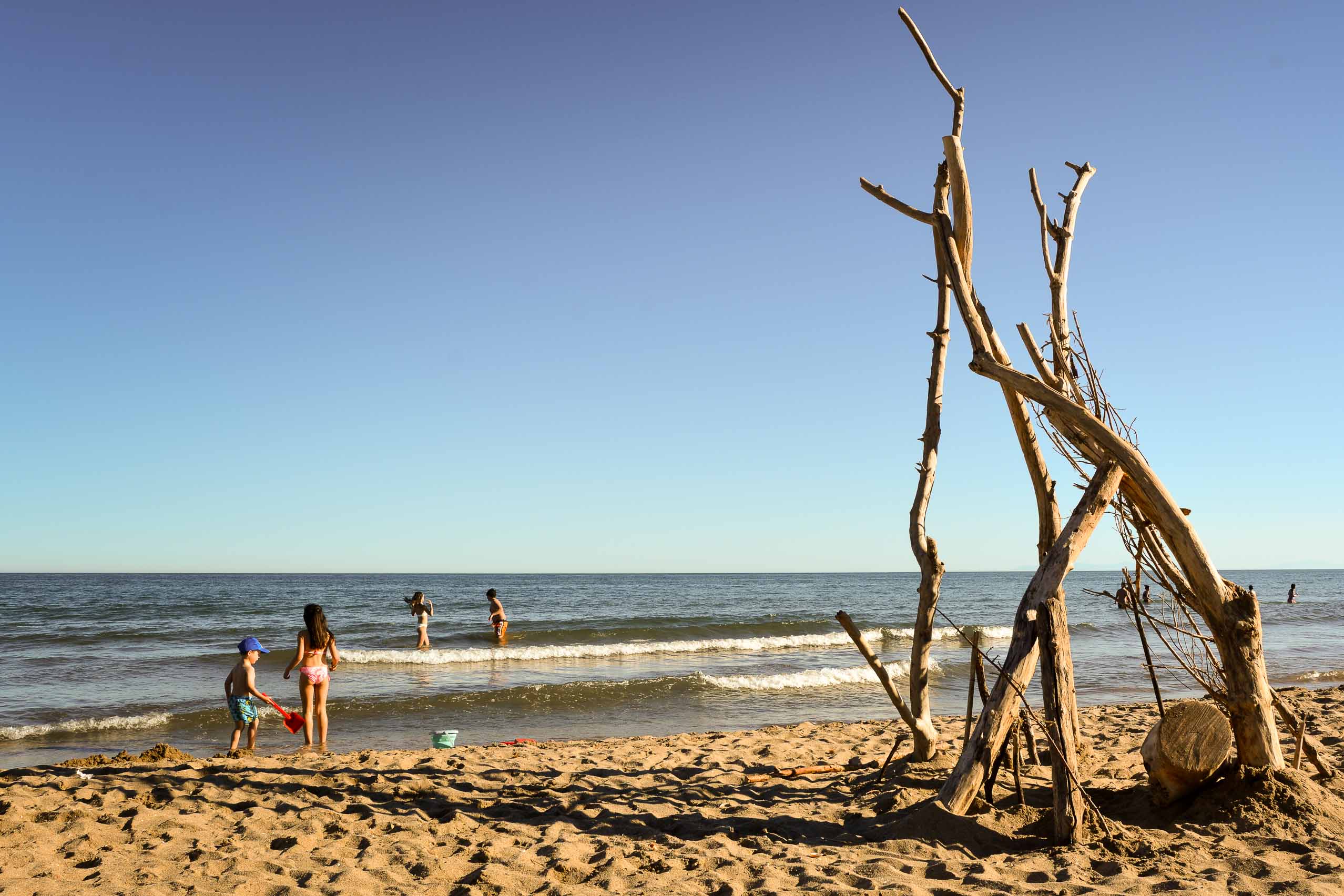 Het strand is nooit ver weg in de Camarque